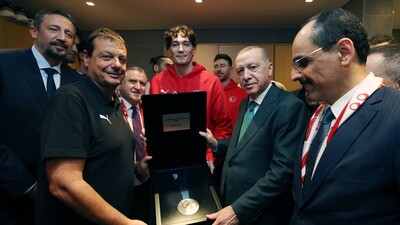 Gümüş madalya Cumhurbaşkanı Erdoğan'a takdim edildi