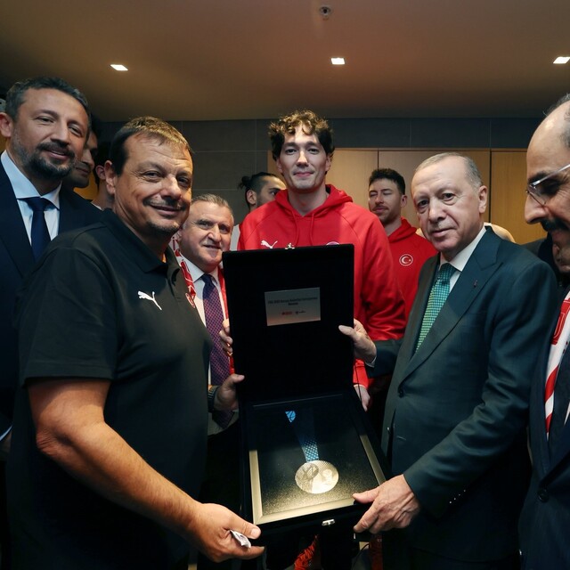Gümüş madalya Cumhurbaşkanı Erdoğan’a takdim edildi