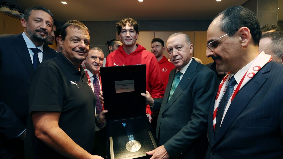 Gümüş madalya Cumhurbaşkanı Erdoğan'a takdim edildi