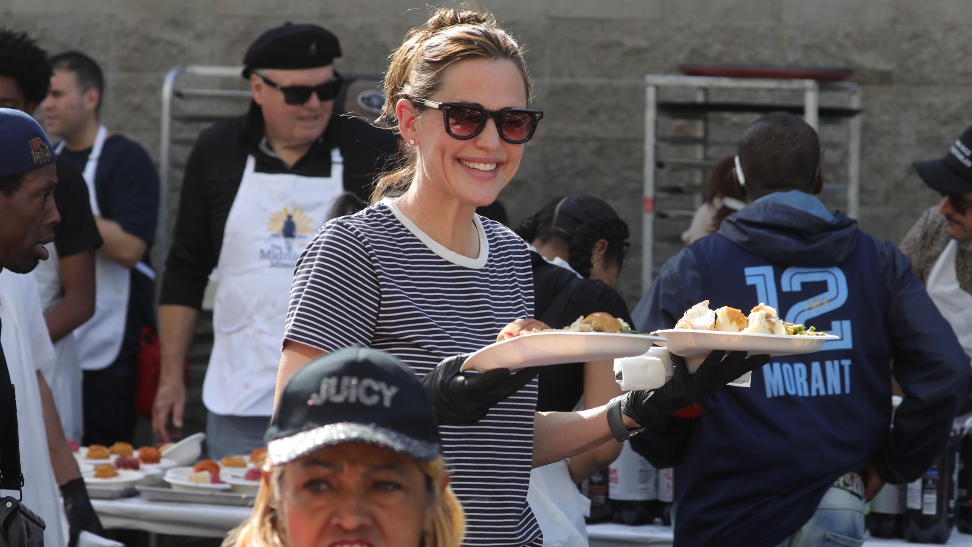 Jennifer Garner yoksullara yemek dağıttı - magazin haberleri