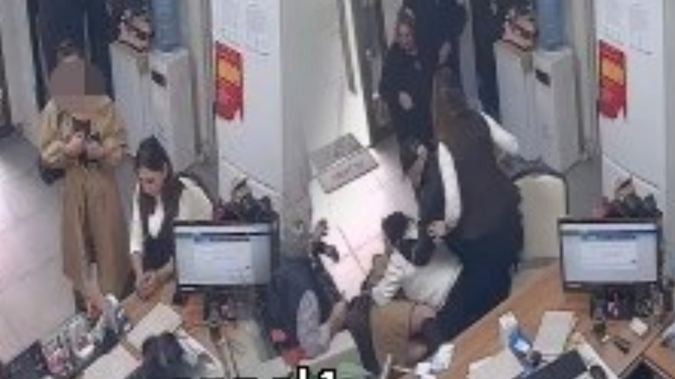 Kadın mahalleli kadın muhtara saldırdı!