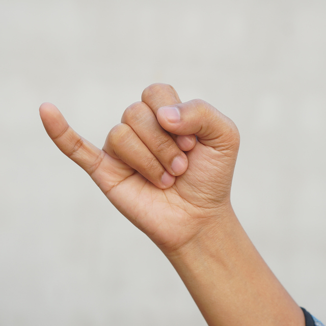 Serçe parmakta "phone pinky" tehlikesi!