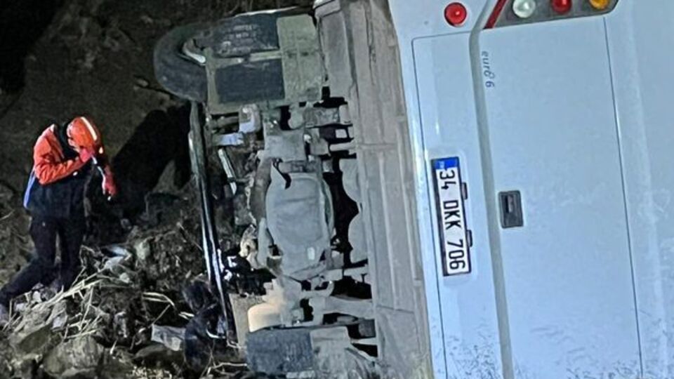 İşçileri taşıyan otobüs devrildi: 17 yaralı