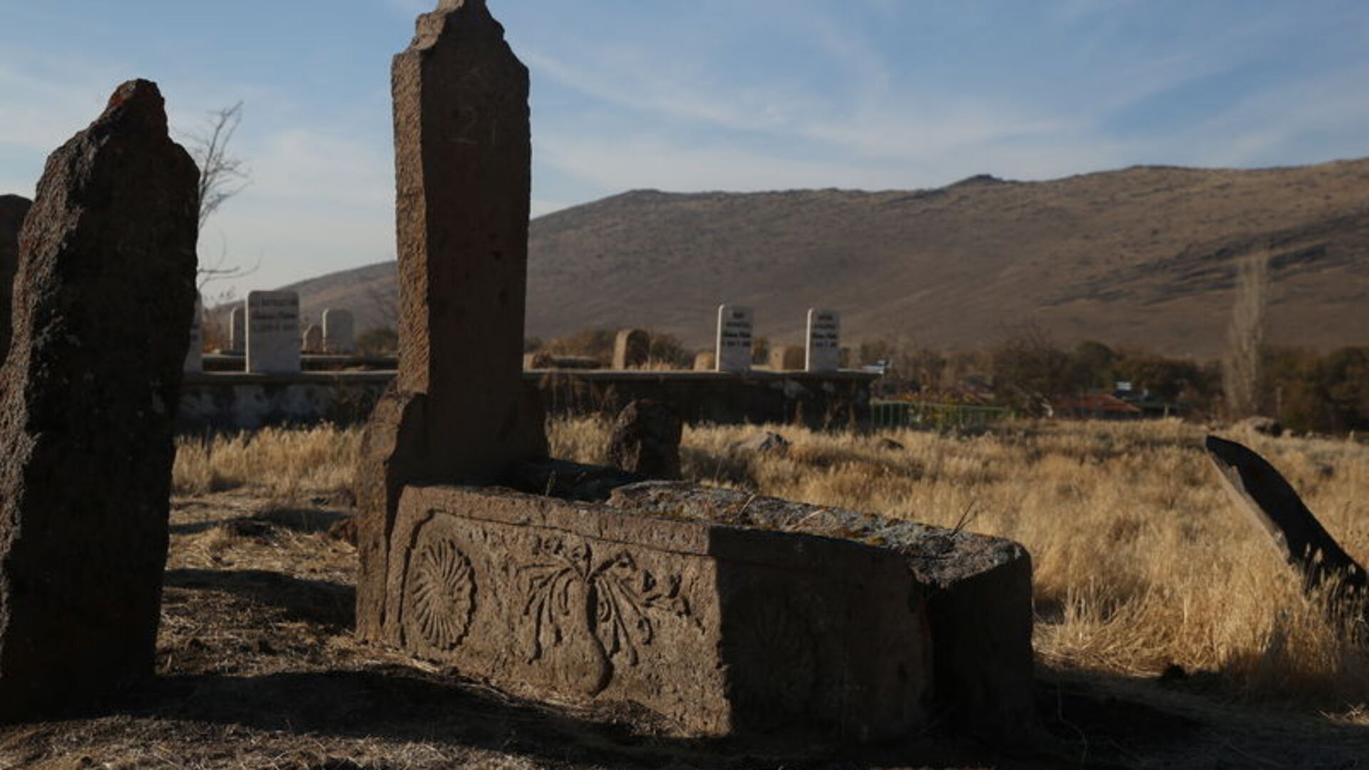 Kayseri'de Türk boyları ve Osmanlı dönemi bezemeli mezar taşları belgelendi