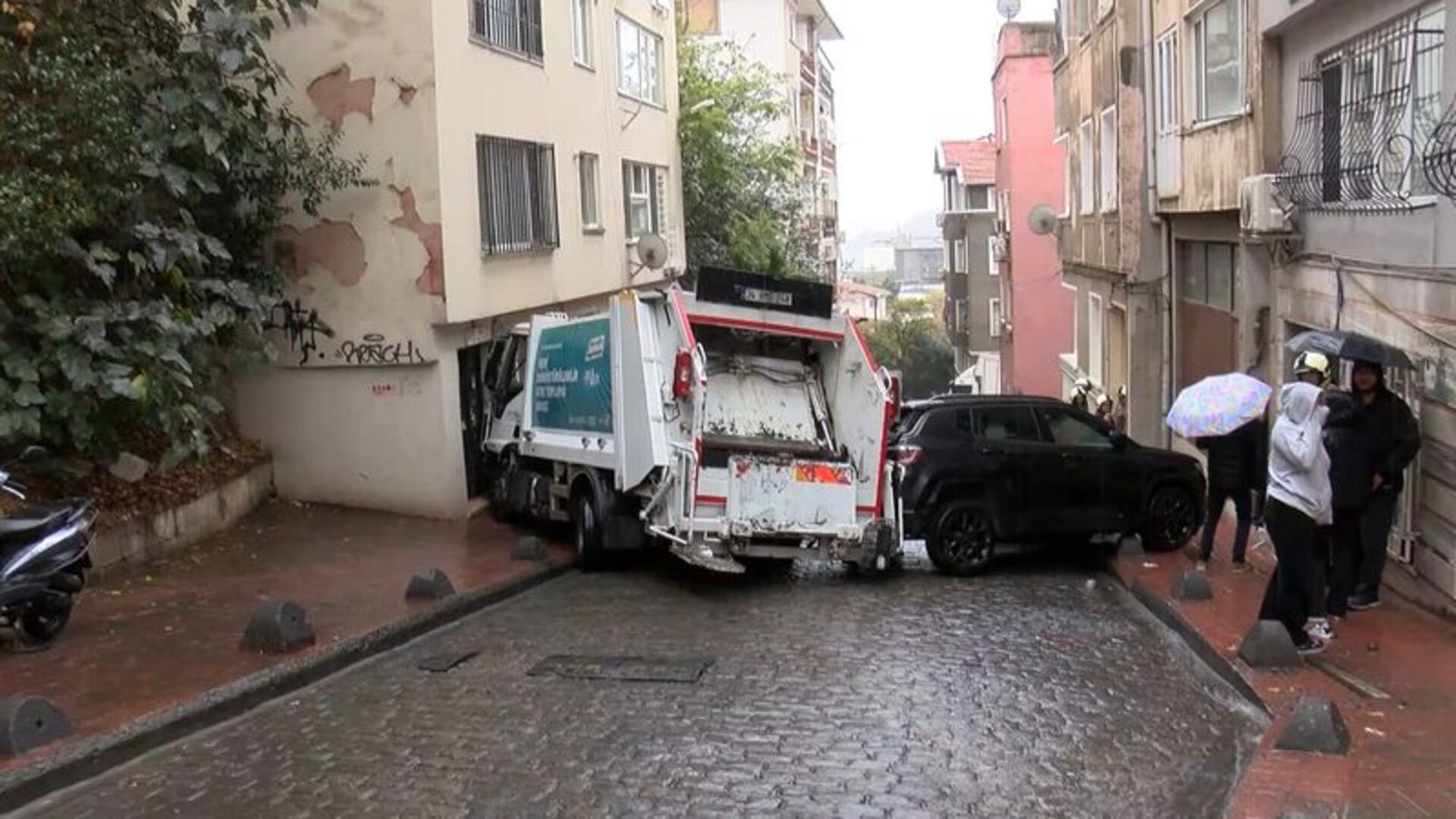 Beyoğlu'nda Çöp Kamyonu 5 Araca ve Eve Çarptı: 3 Yaralı
