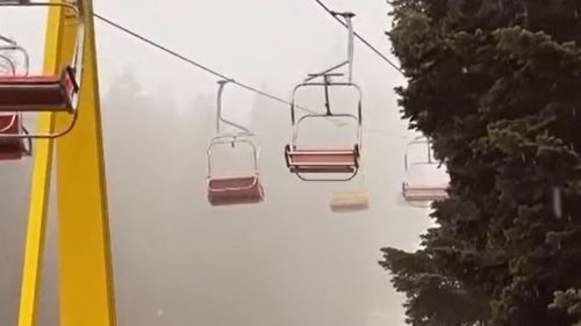 Kış turizmin önemli merkezlerinden Uludağ'a kar yağdı