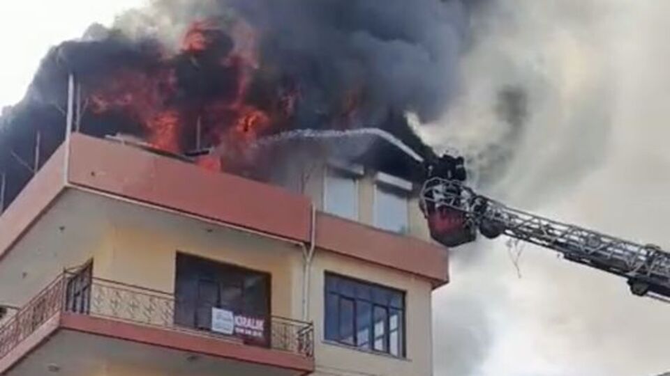 Anne ve 3 çocuğu içerideydi... Alevler yükseldi nefesler tutuldu!