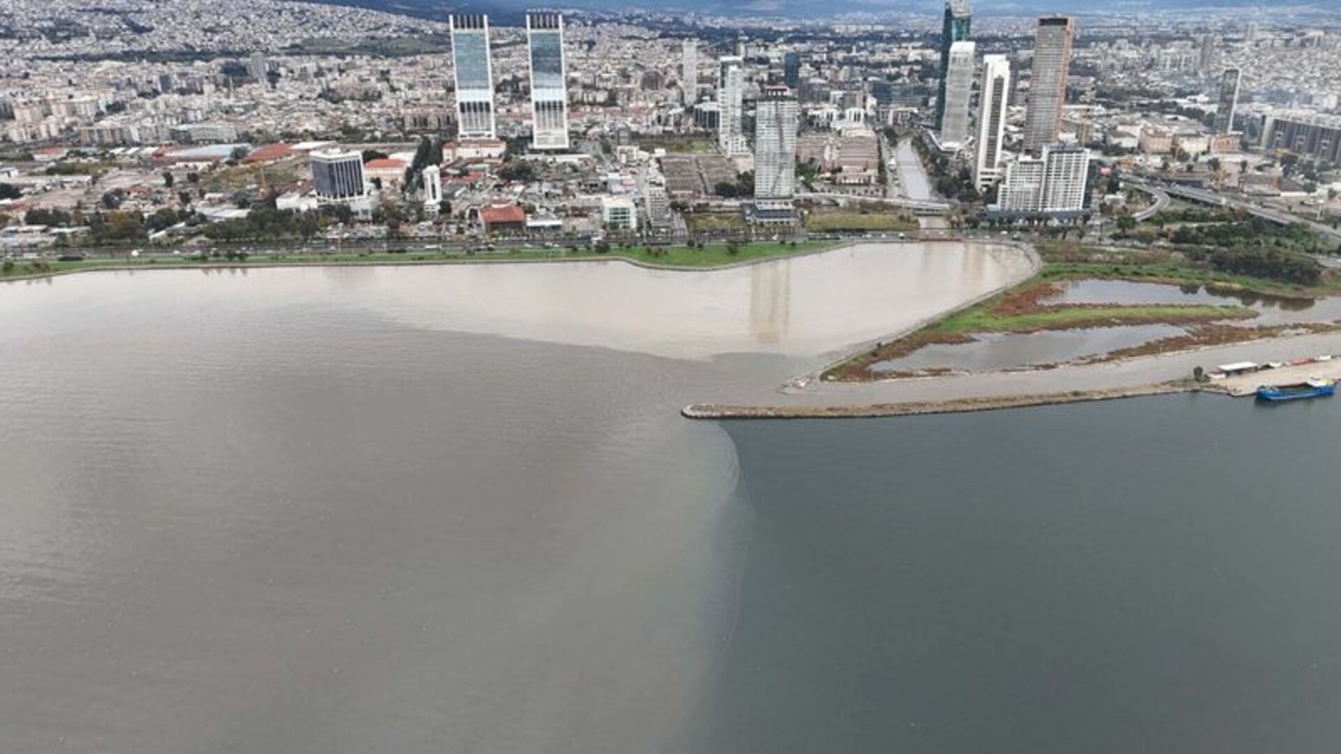 İzmir ve Muğla'da Şiddetli Sağanak: Körfez Kahverengiye Büründü