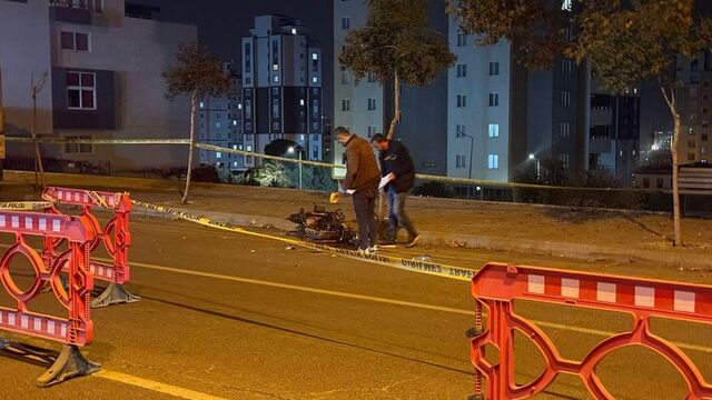 Motosiklet kamyonete çarptı: 2 ölü