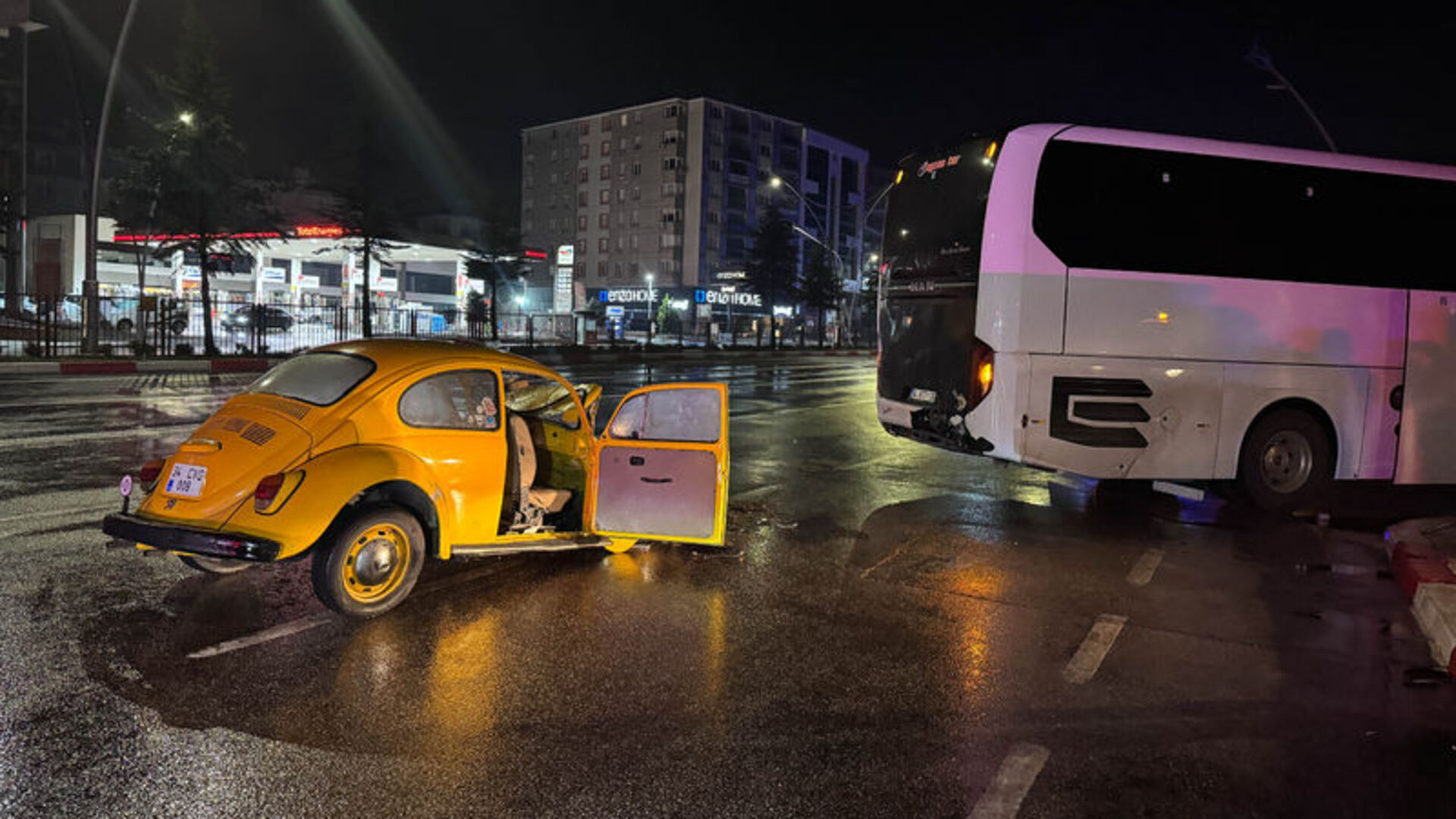 Uşak'ta otobüse arkadan çarpan otomobildeki 3 kişi yaralandı