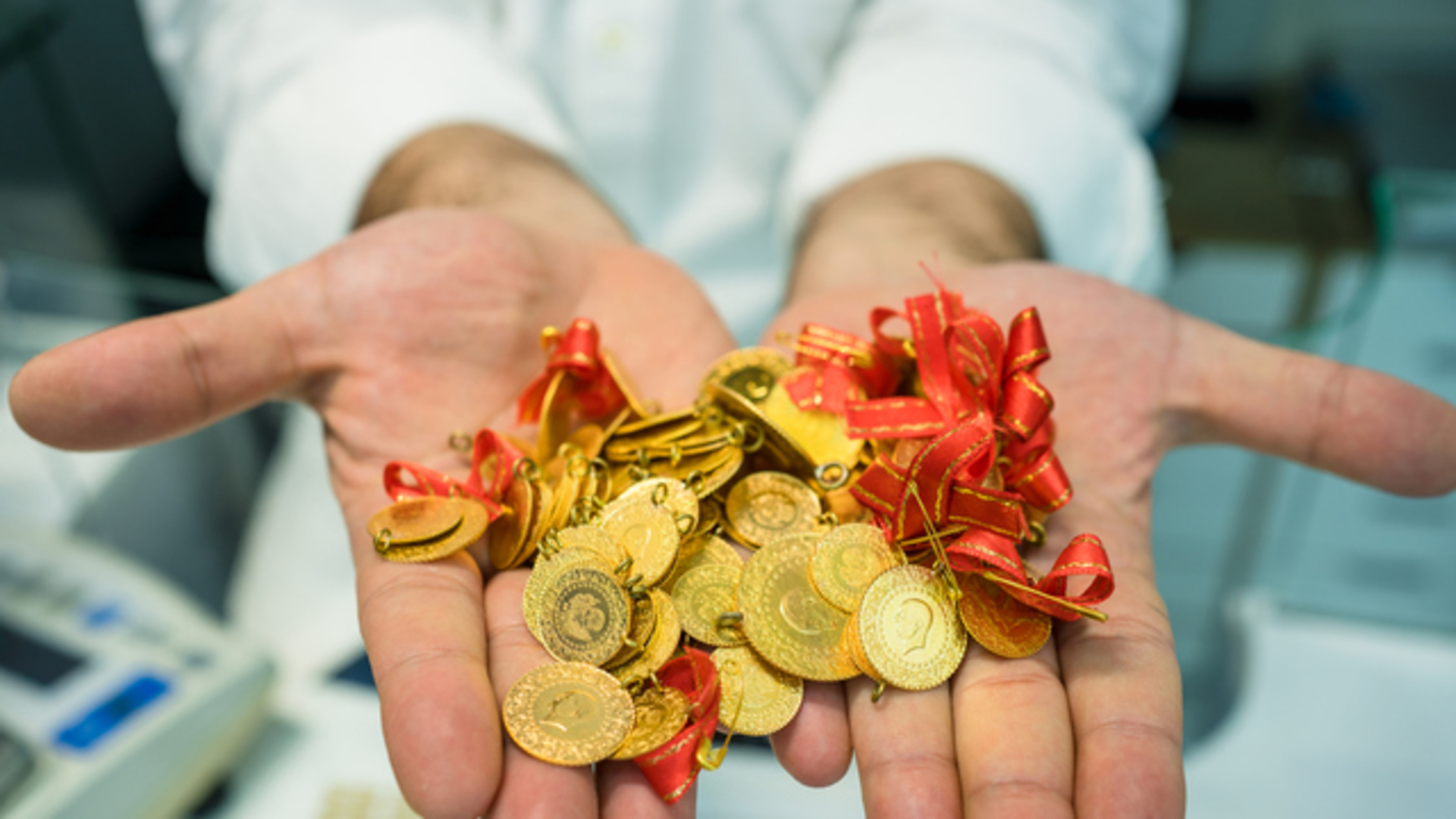 ALTIN FİYATLARI ALIŞ SATIŞ RAKAMLARI! Altın yükseldi! 30 Kasım 2025 bugün 22 ayar bilezik, tam, ata, yarım, cumhuriyet, çeyrek ve gram altın fiyatı ne kadar oldu?