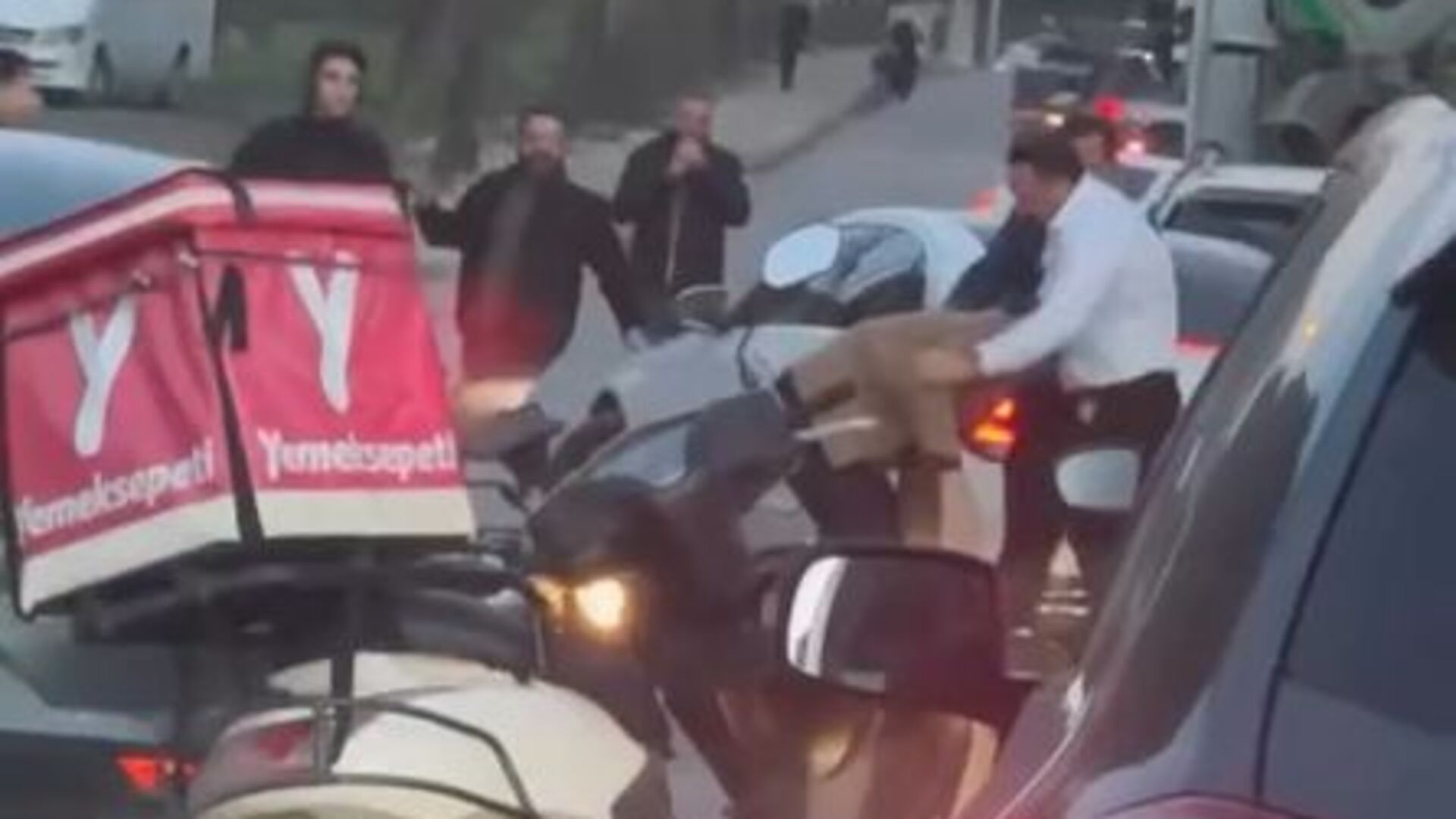 Ters Yönden Gelen ve Motosikletliye Saldıran 2 Kişi Yakalandı!