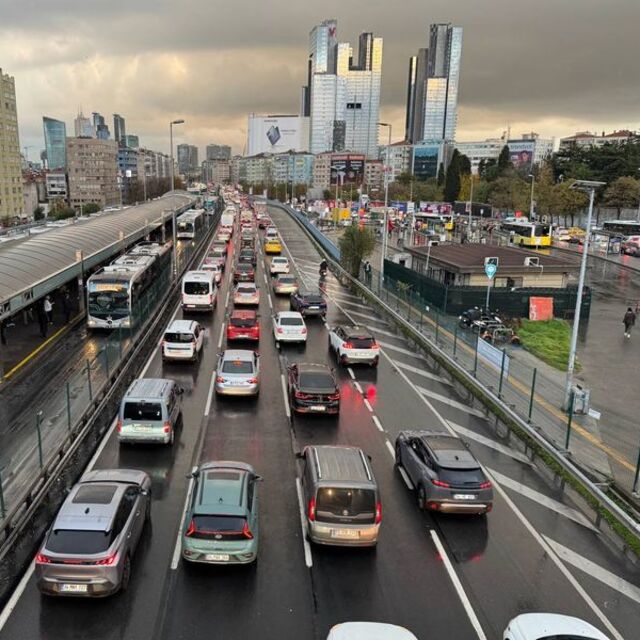 İstanbul'da yağmur trafiği kilitledi: Yüzde 80!