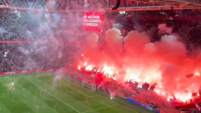 Sahaya havai fişek attılar, maç tatil edildi!