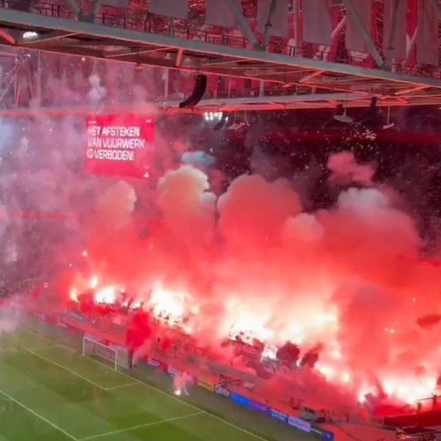 Sahaya havai fişek attılar, maç tatil edildi!