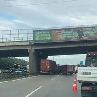 Kendi kullandığı TIR'ın altında kaldı