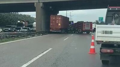 Kendi kullandığı TIR'ın altında kaldı