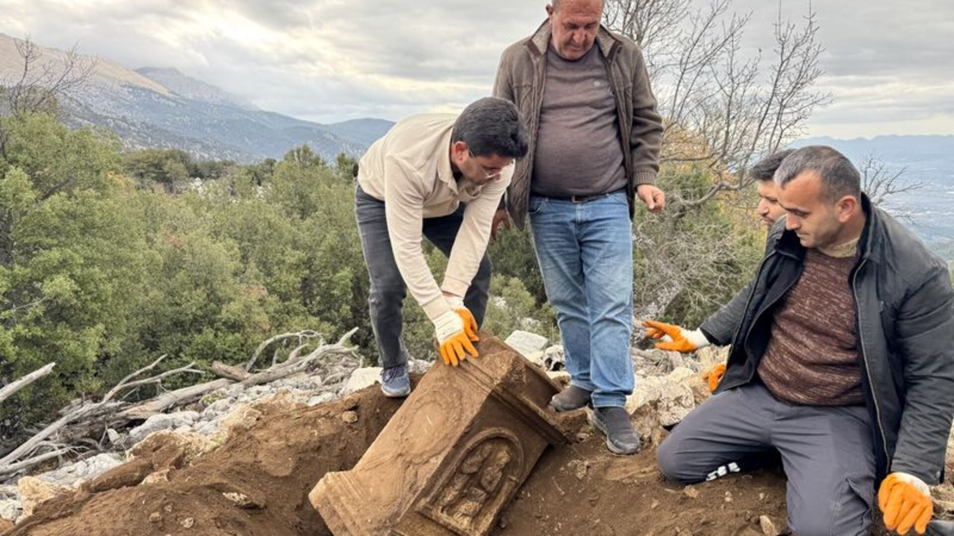 Muğla'da keçi çobanının bulduğu insan figürlü mezar steli korumaya alındı