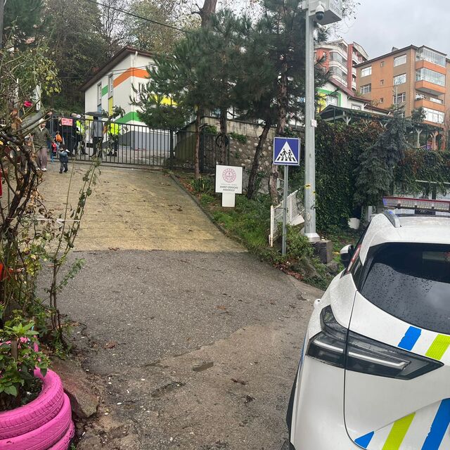 Rampada facia! Kamyonet hareket etti, minik Sarp'a çarptı!