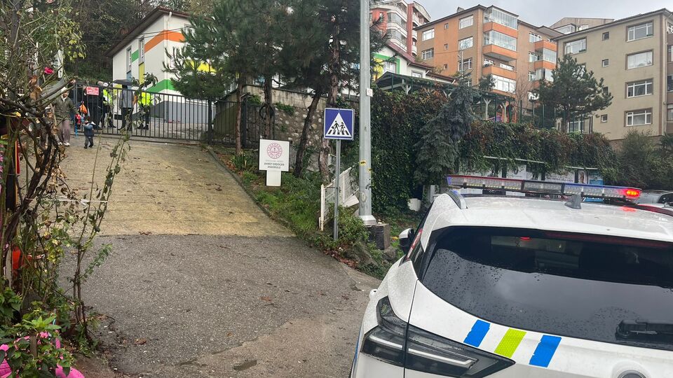 Rampada facia! Kamyonet hareket etti, minik Sarp'a çarptı!