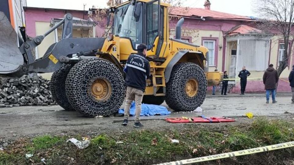 Kepçe altında kalan emekli imam öldü