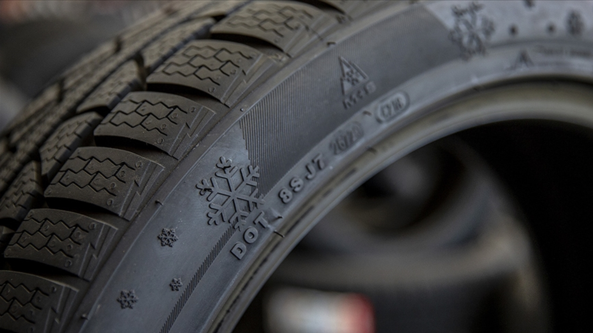 Kış lastiği hangi arabalar için zorunlu? 2025 kış lastiği takmama cezası ne kadar, uygulama ne zaman bitiyor?