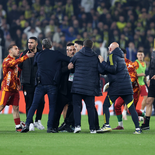 Derbide tansiyon yükseldi: Kavga çıktı!