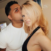 Sevgilisini öpücüklere boğdu