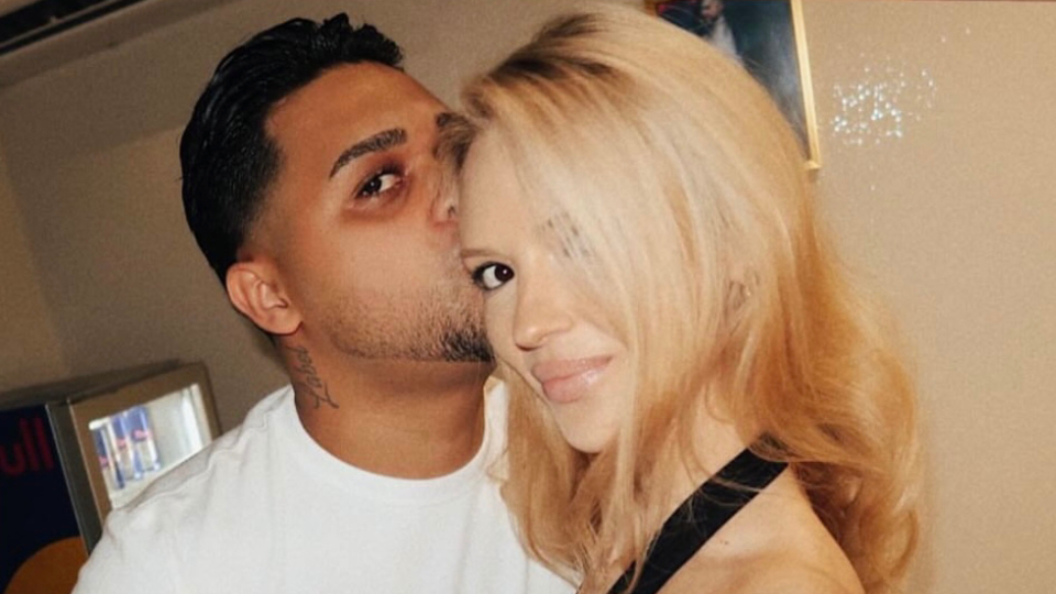 Sevgilisini öpücüklere boğdu