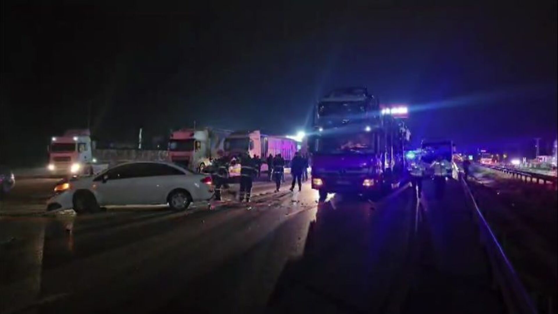 Amasya Merzifon'da Zincirleme Kaza: Araç, Tır ve Mahkum Midibüsü Çarpıştı