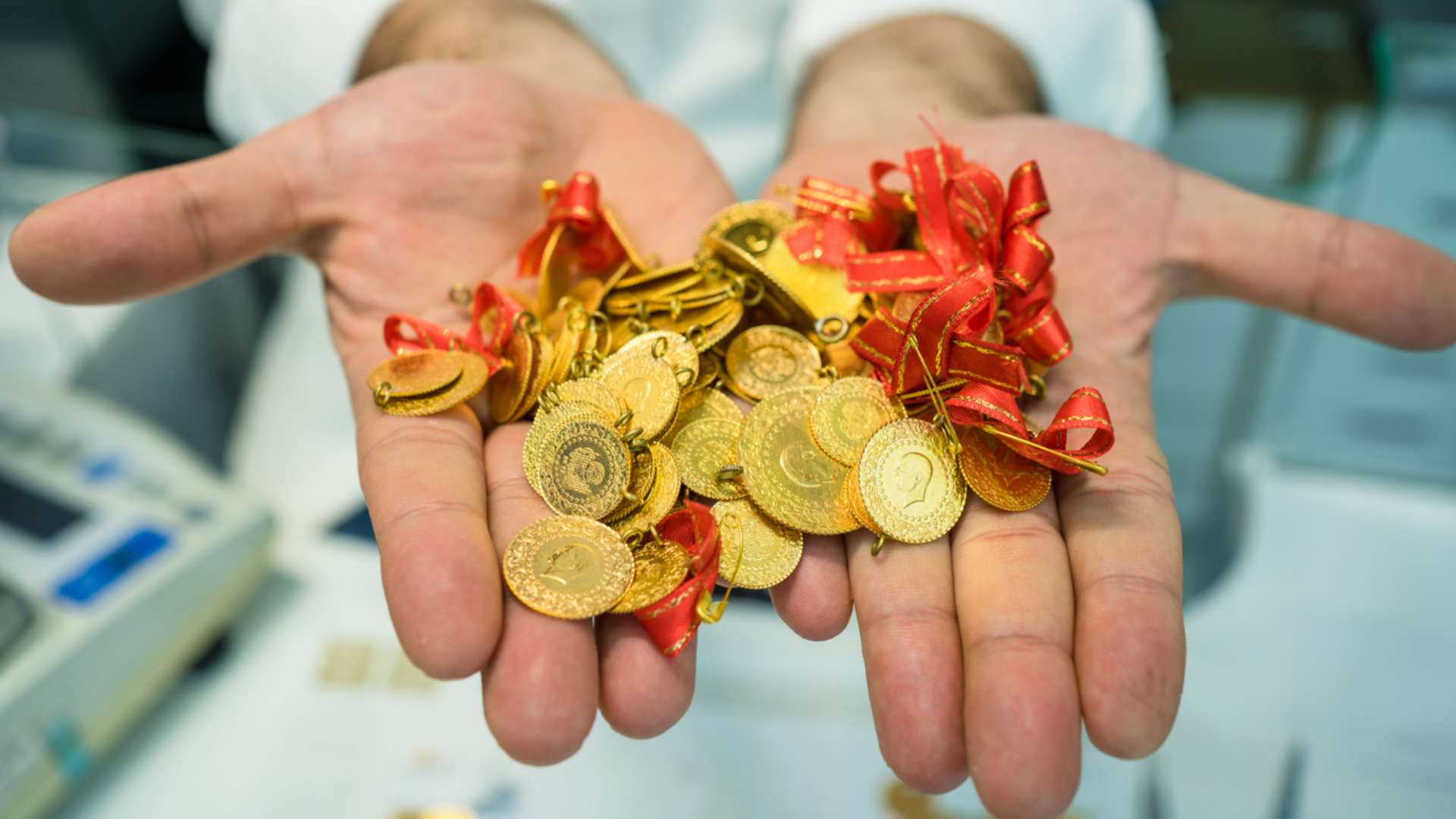 ALTIN FİYATLARI ALIŞ-SATIŞ TABLOSU 2 ARALIK 2025: Altın düşüşte! Bugün Cumhuriyet altını, 22 ayar bilezik, tam, yarım, çeyrek ve gram altın ne kadar?