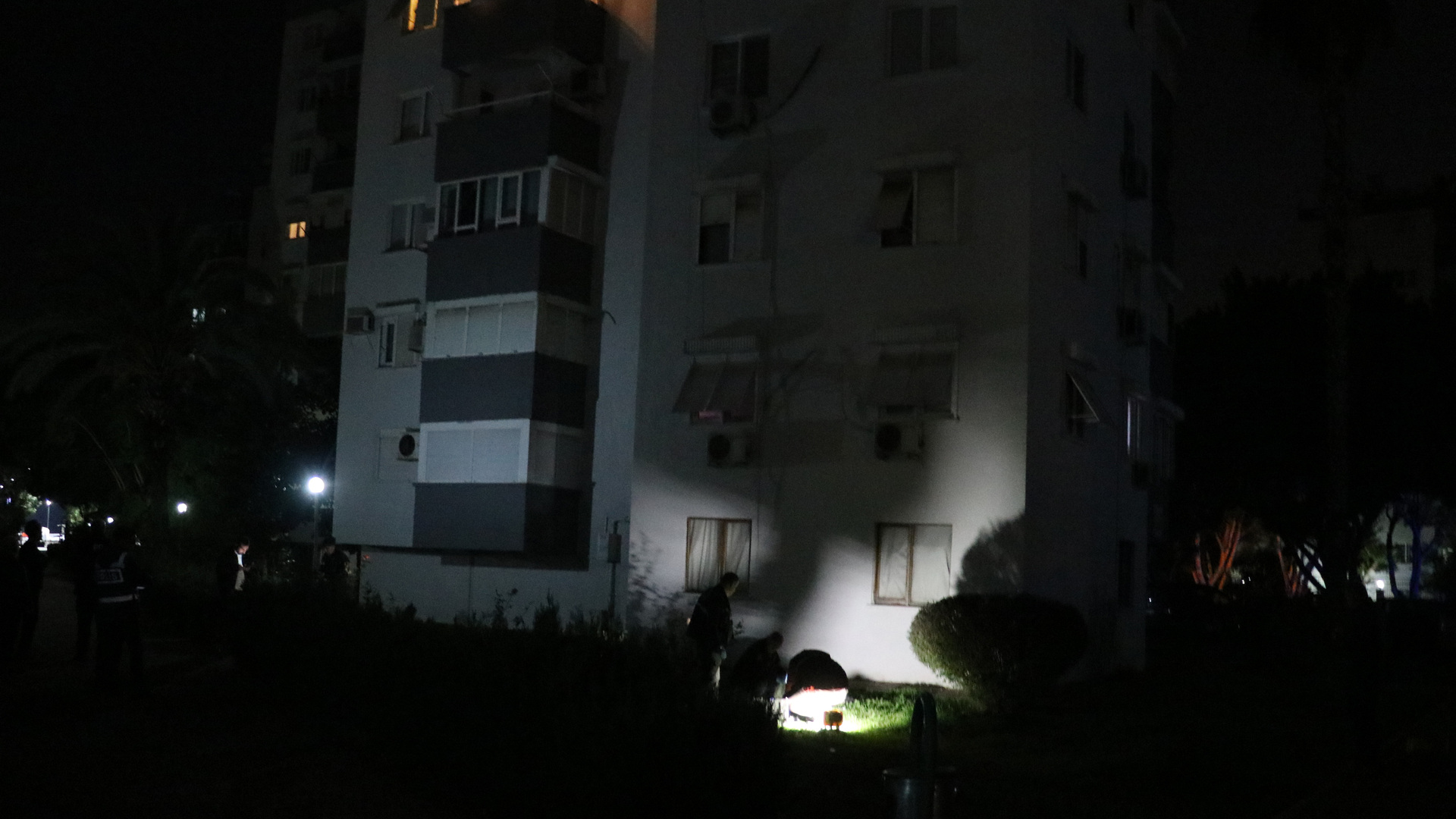 Eşi 8'inci kattan düştü, haberi polislerden öğrend…