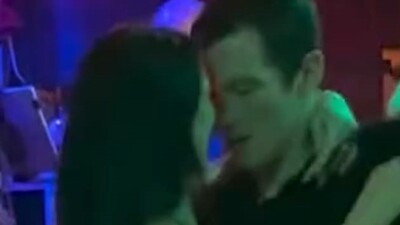 Salsa kulübünde ateşli dans