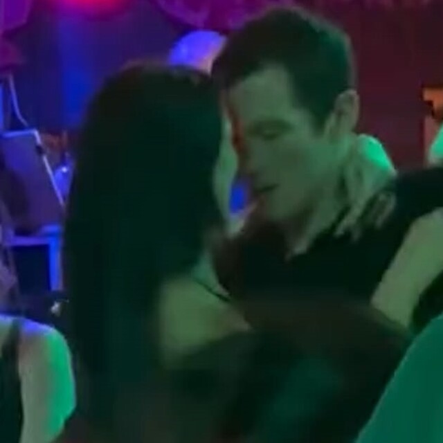 Salsa kulübünde ateşli dans