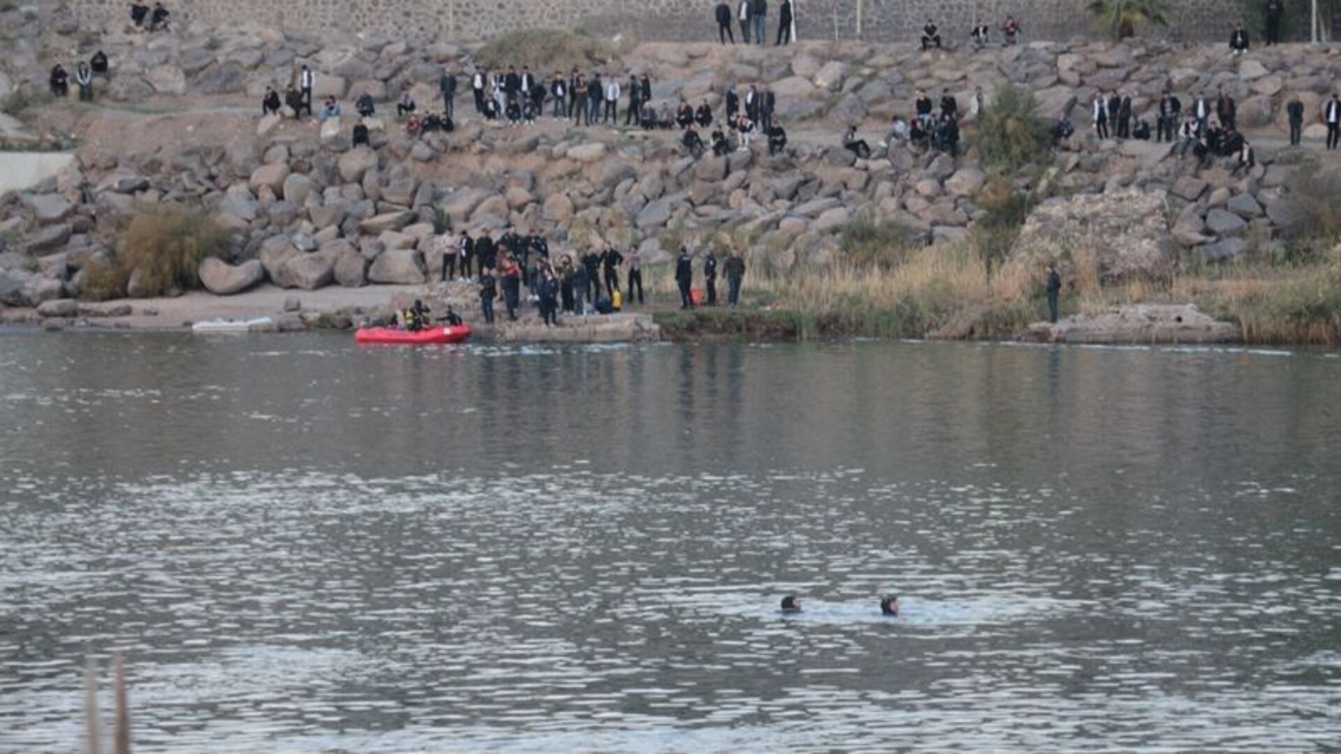 Nehre düşen terliğini almak isterken suya düşen çocuk kayboldu | Son dakika haberleri