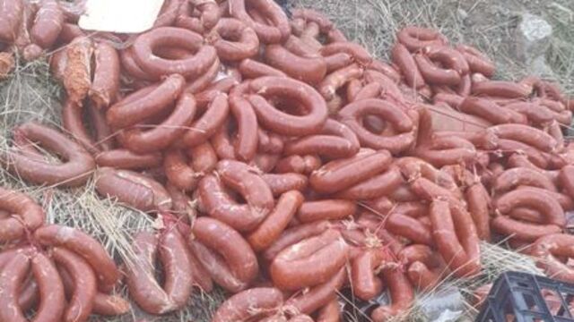 Yüzlerce kilo et ürünü boş araziye atıldı