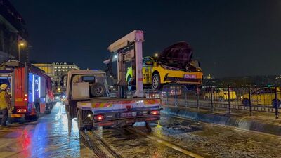 Beyoğlu'nda seyir halindeki takside yangın çıktı