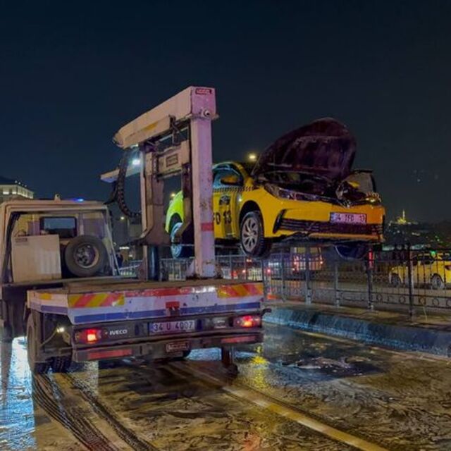 Beyoğlu'nda seyir halindeki takside yangın çıktı
