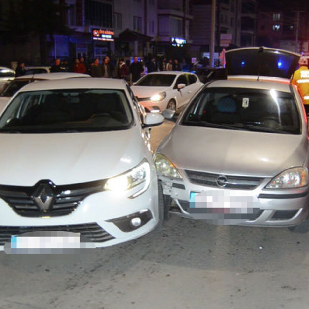 'Dur' ihtarına uymadı... Olmayacak kişiye çarptı!
