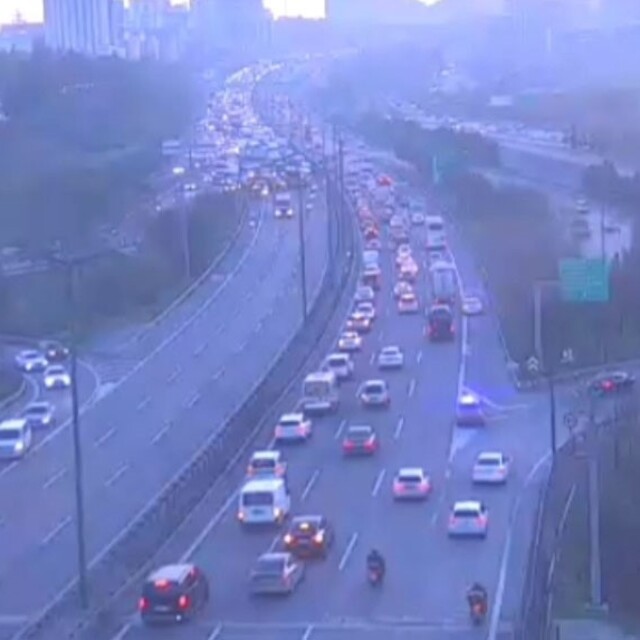 TEM'de zincirleme kaza! Trafiği de vurdu!