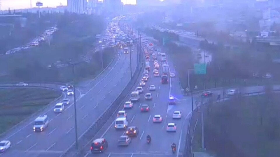 TEM'de zincirleme kaza! Trafiği de vurdu!