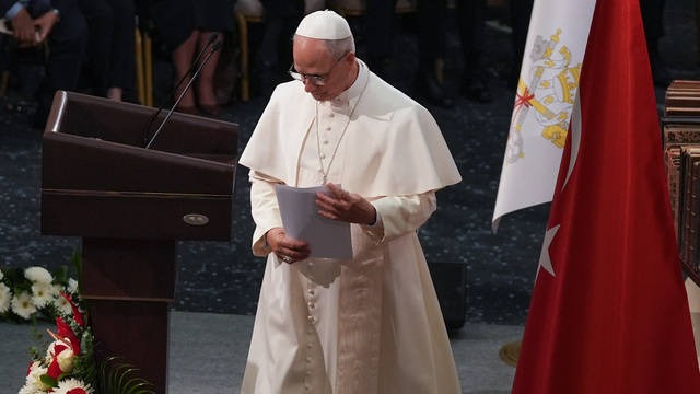 Papa'nın gelişi, lâik ve muhafazakâr kesimdeki cahillerin saçmalama seviyelerini hayli yükseltti!