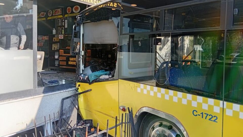 İETT otobüsü börekçiye girdi