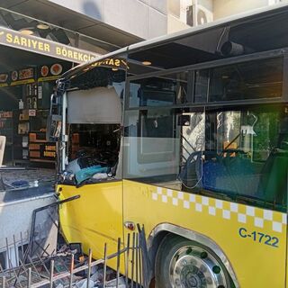 İETT otobüsü börekçiye girdi