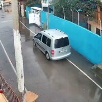 Dehşet dolu saldırı! Husumetlisini ezmeye çalıştı!