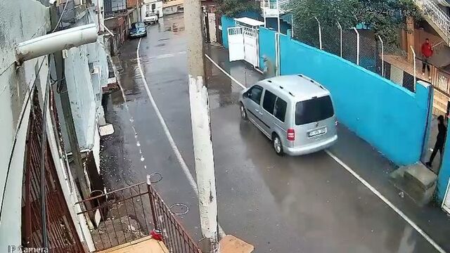 Dehşet dolu saldırı! Husumetlisini ezmeye çalıştı!