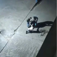 Tekerlekli sandalyedeki bireyi darp ettiler!