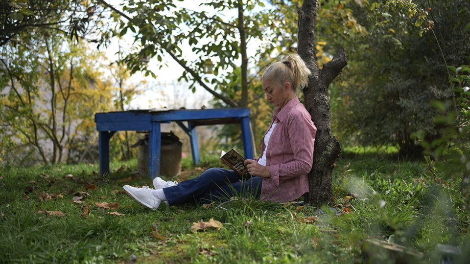 Çocuk felcini babasının omuzlarında aştı, vefasını göstermek için kitap yazdı