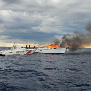 Lüks tekne alevlere teslim!