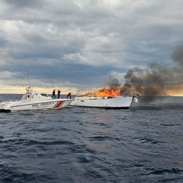 Lüks tekne alevlere teslim!